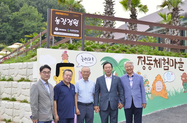 문홍길 관리원장(가운데)과 참석자들이 함께 기념 촬영을 하고 있다.