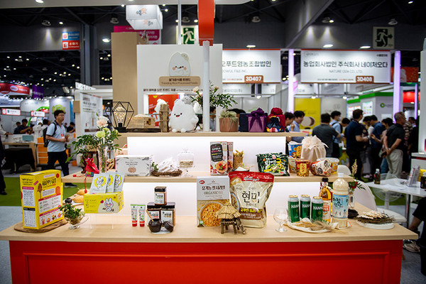 ‘밥’의 이미지에 고정됐던 쌀이 최근에는 형태와 전통의 경계를 넘나드는 다양한 가공식품으로 개발되면서 맛은 물론 편리·재미·건강까지 잡고 있다. 사진은 지난달 11~14일 일산 킨텍스에서 개최된 2024 쌀가공식품산업대전에 전시된 각종 제품들.