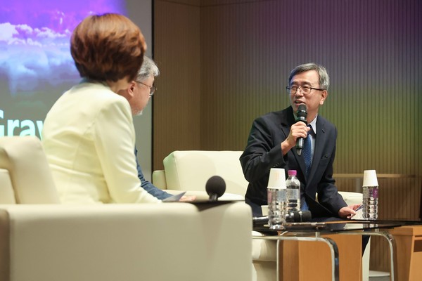 토크콘서트에서 발언하고 있는 정기환 회장.