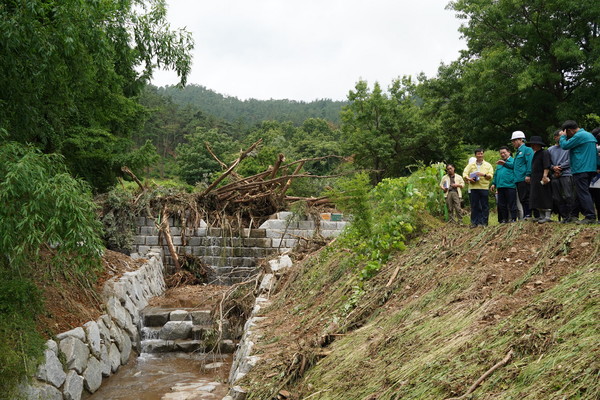 임상섭 산림청장이 전북 익산 사방댐 설치지역을 둘러보고 있다.