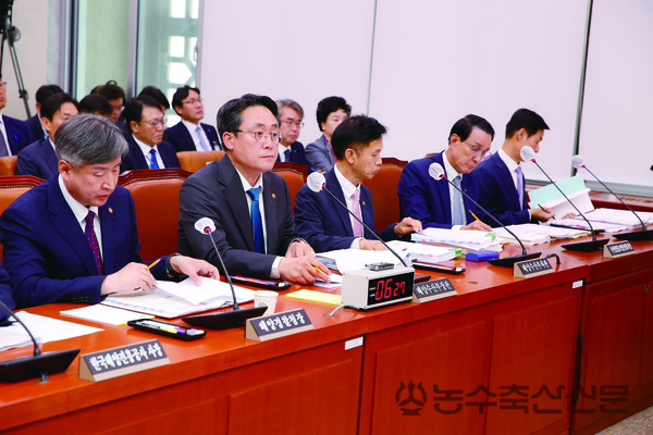 지난 10일 열린 국회 농림축산식품해양수산위원회 업무보고에서 강도형 해양수산부 장관(왼쪽 두번째)이 의원들의 질문에 답변하고 있는 모습.