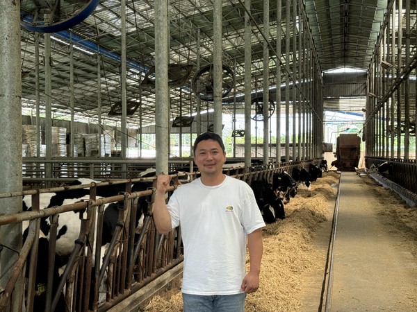 유준우 용소목장 대표가 목장의 소들과 함께 포즈를 취하고 있다.