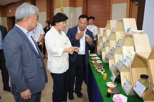 송미령 장관(왼쪽에서 두번째)이 김용래 조합장(오른쪽에서 두번째)으로부터 한국양봉농협에서 생산하고 있는 벌꿀제품들에 대해 설명을 듣고 있다.