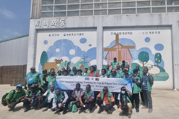 논산계룡축협 자연순환농업센터에서 새마을지도자 단체사진.