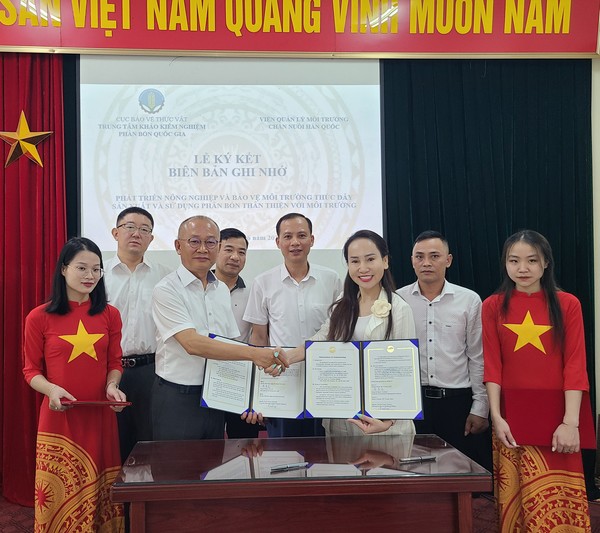 관리원과 NCFT(베트남 국가비료검증원)의 업무협약(왼쪽에서 3번째 문홍길 원장) 모습.