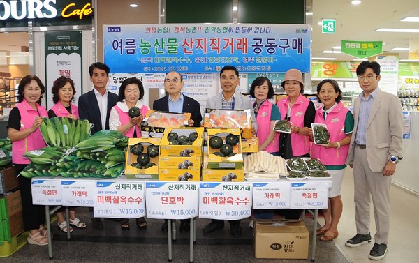 관악농협은 18일 원주 문막농협 미백찰옥수수와 인천 옹진농협 단호박 공동구매 행사와 함께 감곡 햇사레 복숭아 홍보 행사를 가졌다.(사진 왼쪽에서 다섯번째 박준식 조합장, 여섯번째 정지태 감곡농협 조합장)