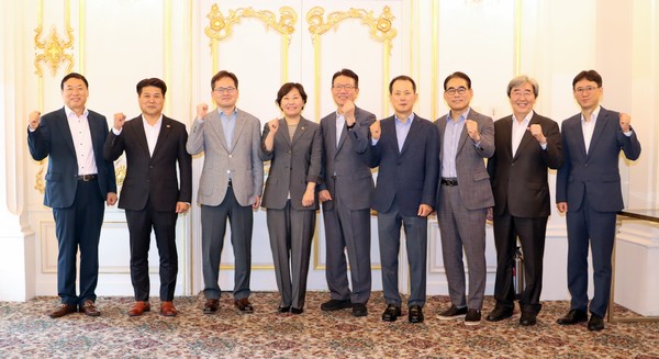 송미령 농식품부 장관(가운데)과 식품기업 대표들이 식품산업의 경쟁력 강화와 물가 안정을 위해 협력할 것을 다짐하고 있다.