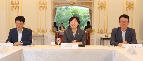 송미령 농식품부 장관이 식품업계 대표들에게 감사의 말을 전하고 있다.