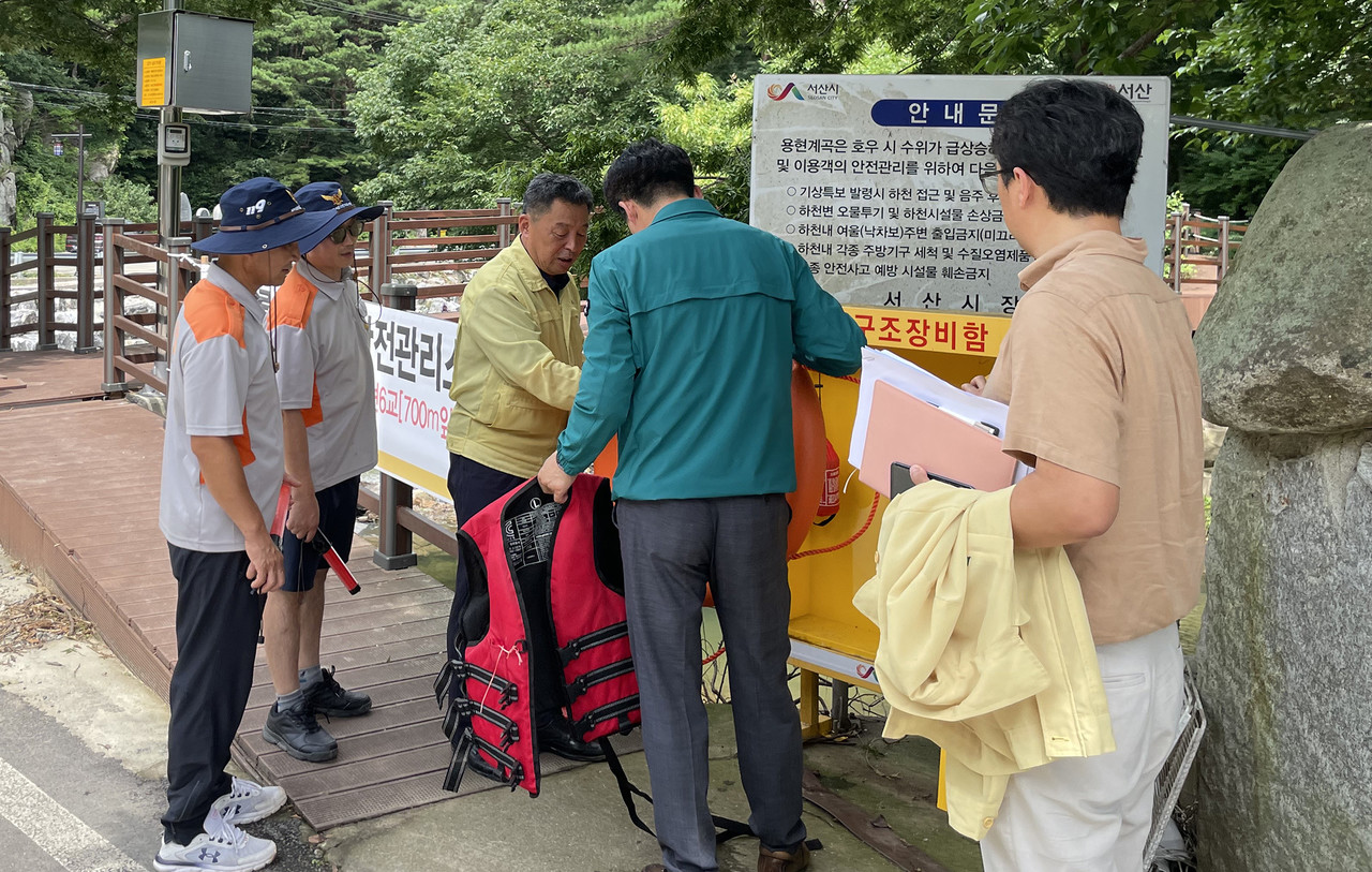 홍순광 서산시 부시장이 물놀이 관리지역 3개소를 찾아 안전 관리 현황을 점검하고 안진관리요원을 격려했다.