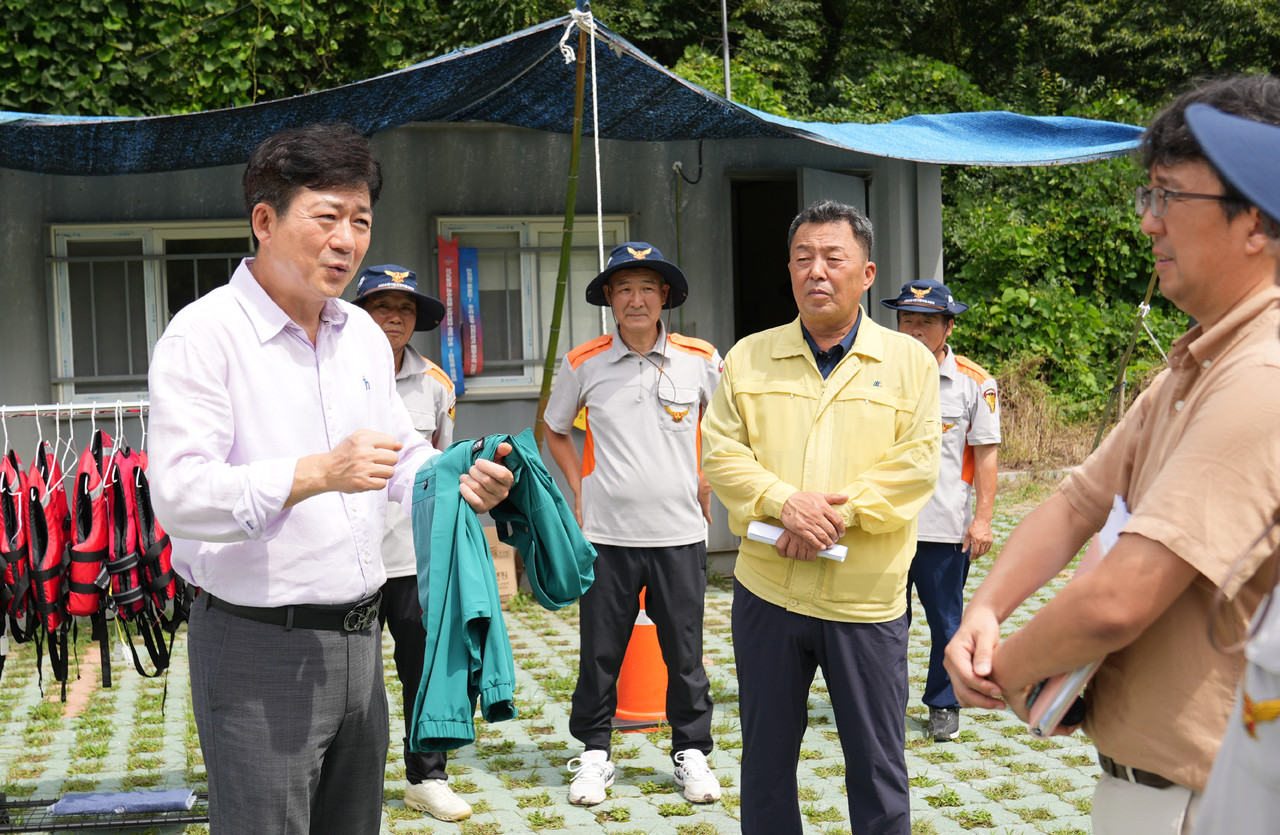 홍순광 서산시 부시장이 물놀이 관리지역 3개소를 찾아 안전 관리 현황을 점검하고 안진관리요원을 격려했다.