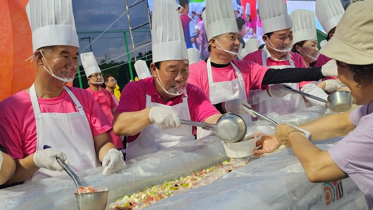 축제장을 찾은 방문객들에게 최민호 세종시장이 복숭아 화채를 나눠주고 있다.  (사진=박나라 기자)