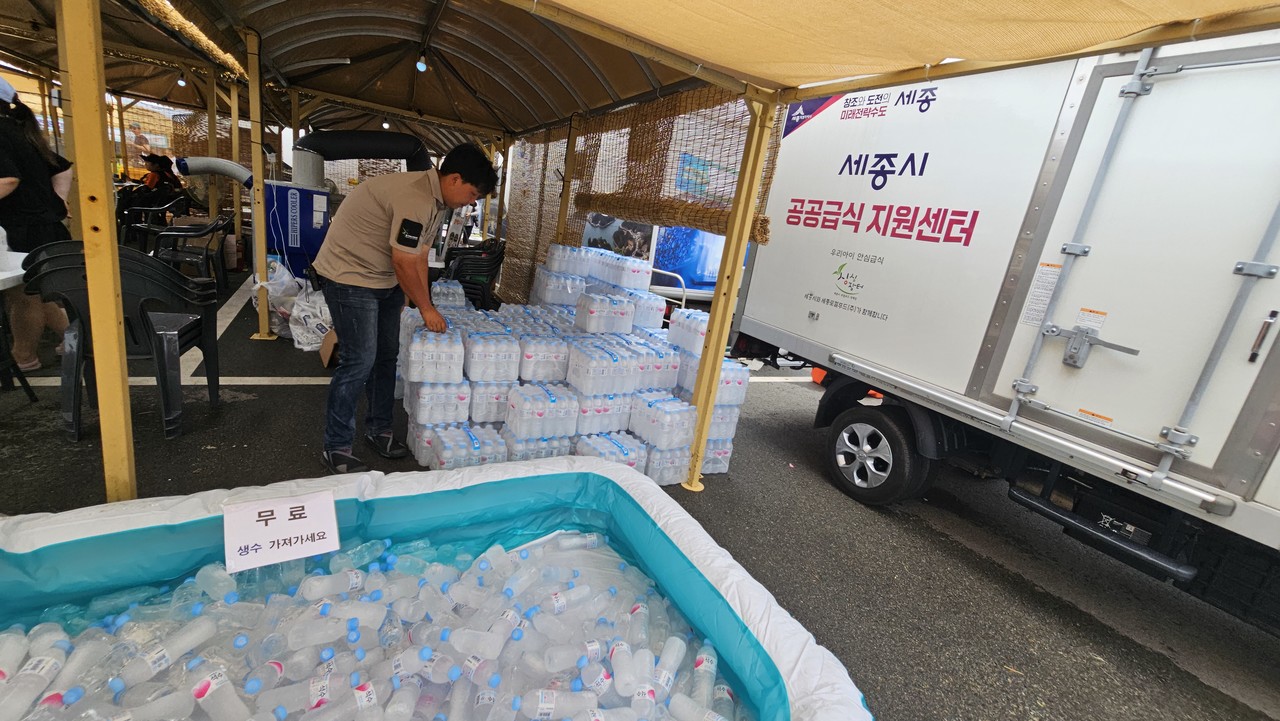 세종시 공공급식 지원센터는 행사 1주일 전부터 생수 2만병을 얼려 조치원복숭아 축제장에 얼음물을 공급했다.  (사진=박나라 기자)