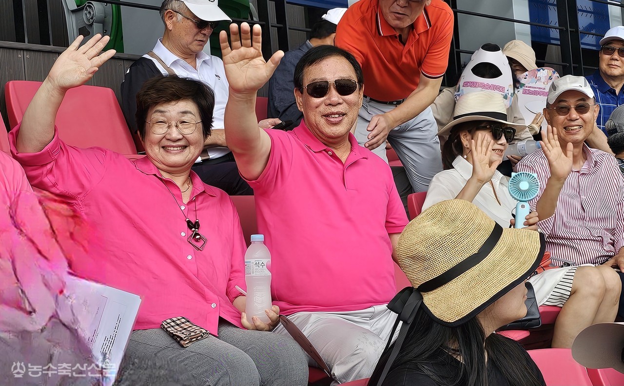 최민호 세종시장과 부인 전광희 여사가 조치원복숭아 축제장을 찾은 방문객들을 향해 손을 흔들고 있다.  (사진=박나라 기자)