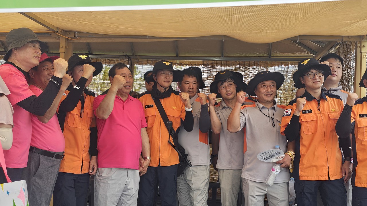 축제장 안전을 위해 여념이 없는 분들을 격려하고 있는 최민호 세종시장과 김광운·김충식 의원  (사진=박나라 기자)