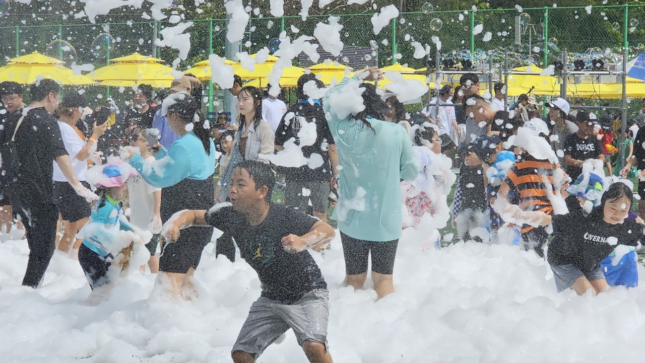 시민운동장에서 열린 ‘수(水)전 공중전’에서 신나게 춤을 추고 있는 어린이(이미지=박나라 기자)