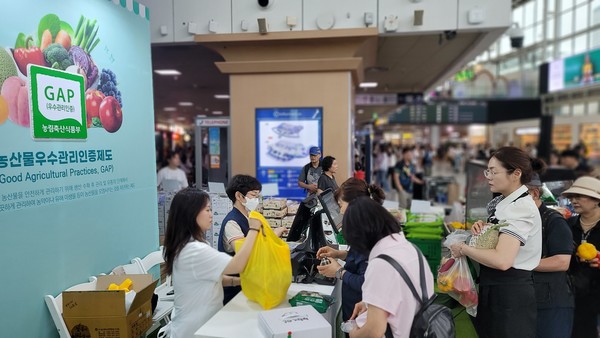 팝업스토어에서는 GAP 농산물을 최대 30% 할인된 가격에 판매해 이목을 집중시켰다.