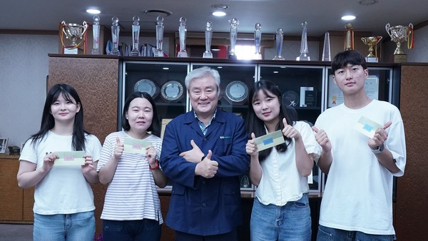 박성직 조합장(사진 중앙)이 농업체험 수기 공모전에서 수상한 대학생들과 기념촬영을 하고 있다.