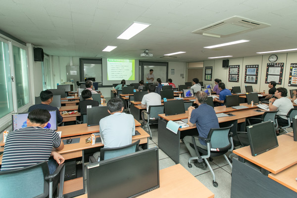 농촌진흥청 국립축산과학원과 전국한우협회는 지난달 22~24일 80농가를 대상으로 자가 섬유질배합사료 제조·이용 기술 교육을 실시했다.