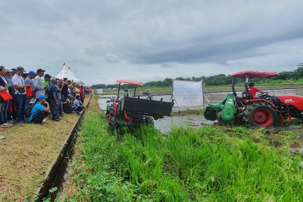 TYM은 로드쇼에서 필리핀 농민 대상으로 트랙터 시연회를 진행했다.