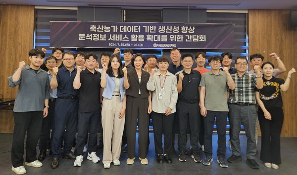 단체 기념 촬영.