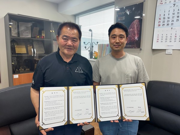 지난달 29일 한우자조금관리위원회에서 진행된 업무협약식. 왼쪽부터 이동활 한우자조금관리위원회 위원장, 정민치 컬리 축산팀 팀장. 