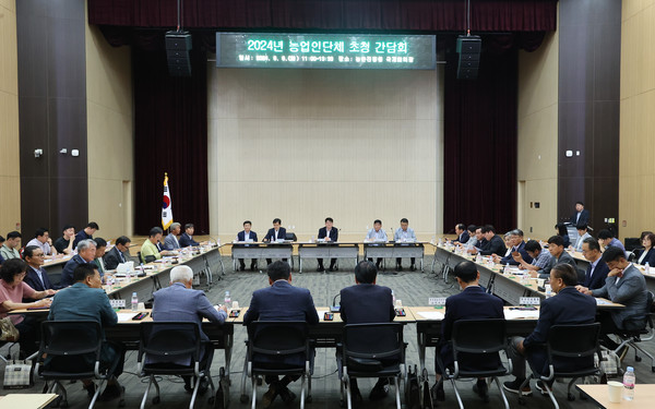 권재한 농촌진흥청장은 6일 전북혁신도시 농촌진흥청 국제회의장에서 '농업인단체 초청 간담회'를 열고 농촌진흥사업 추진 방향을 공유하고, 농업 현안 문제 해결을 위한 소통의 시간을 가졌다