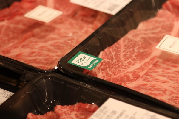 저탄소 축산물 인증을 받은 한우고기가 판매장에 진열된 모습.