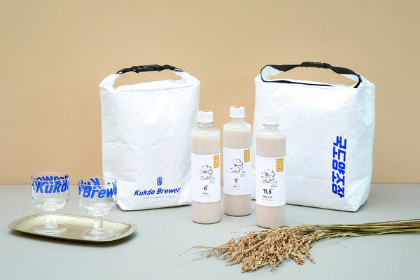 가평군농업기술센터의 패키지 지원사업으로 탄생한 국도막걸리 전용 보냉백은 고객들에게 호응을 받고 있다.