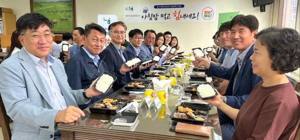 농협서울본부는 우리 쌀 소비를 위해 8일 서울본부 10층 구내식당에서 임직원 솔선수범 아침밥 먹기 행사를 실시했다.