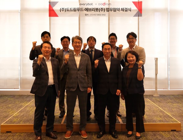 임채권 ㈜도드람푸드 대표이사(첫째줄 왼쪽 두번째)와 정우철 에브리봇㈜ 대표이사(세번째).