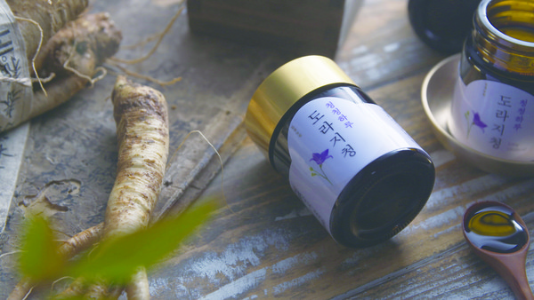 길경영농조합법인의 도라지 가공제품 중 가장 인기가 좋은 ‘청청하루 도라지청’. 쌀로 고아 만든 조청으로 만든 도라지청으로 깊은 단맛이 특징이다.