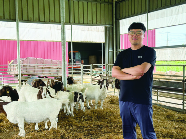 윤여민 얼룩목장 대표가 자신의 염소와 함께 포즈를 취하고 있다.