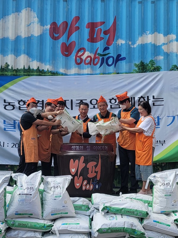 박서홍 농협경제지주 농업경제 대표이사(왼쪽 네 번째)와 홍경환 밥퍼운동본부 사무총장(다섯 번째)를 비롯한 농협 직원들이 사랑의 쌀 나눔 기념 촬영을 하고 있다.