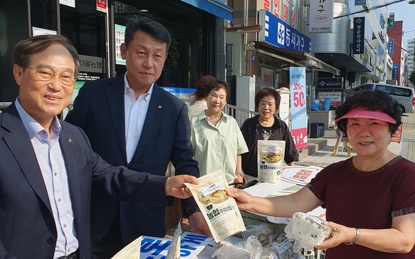 조원민 조합장(왼쪽)과 김상수 본부장(왼쪽 2번째)이 고객에게 쌀로 만든 과자를 나눠주며 쌀 소비 촉진을 홍보하고 있다.  
