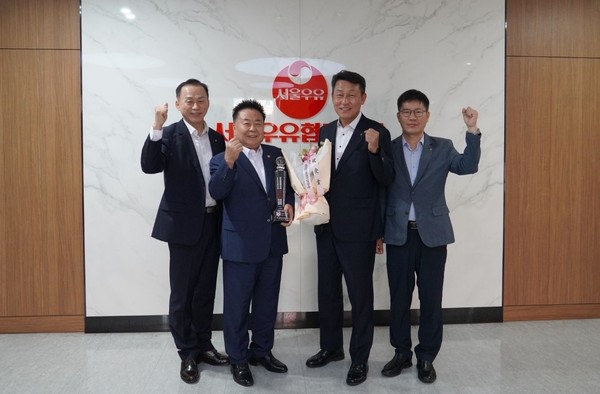 김상수 농협서울본부장(왼쪽 3번째)이 문진섭 서울우유농협 조합장(왼쪽 2번째)에게 예수금 달성탑을 전달한 후 기념촬영을 하고 있다. 