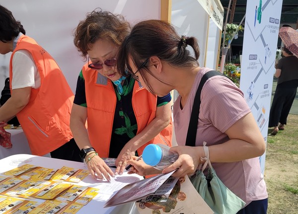 소비자공익네트워크 담당자가 소비자에게 꿀 등급제를 설명하고 있다.