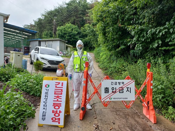 가축위생방역지원본부가 긴급초동방역 조치에 나선 모습.(사진은 경북 영천 지역 양돈농가에서 ASF 발생 당시 모습)