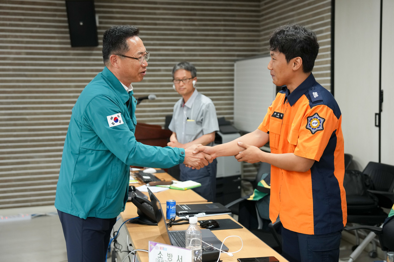 아산시의회 홍성표 의장이 을지연습 중인 관계자들을 격려하고 있다.