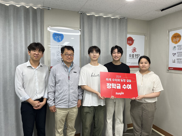 선진 기술연구소가 7월 2주간 태안GGP에서 하계 실습을 우수하게 마친 수의학 전공 학생들에게 장학금을 지급했다. 