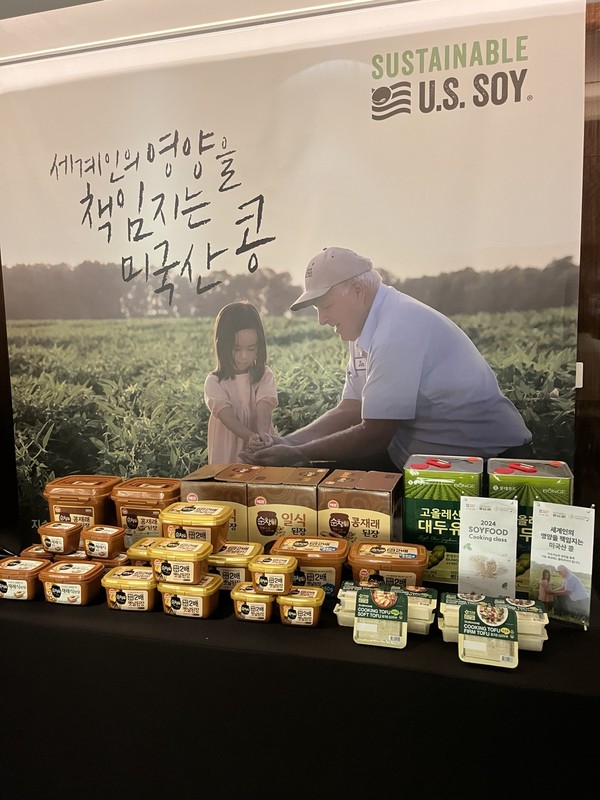 미국대두 지속가능성 인증로고를 도입한 국내 식품 제품들. 사조대림은 미국대두 지속가능성 인증로고를 부착하고 판매고가 24% 가량 늘어났다. 