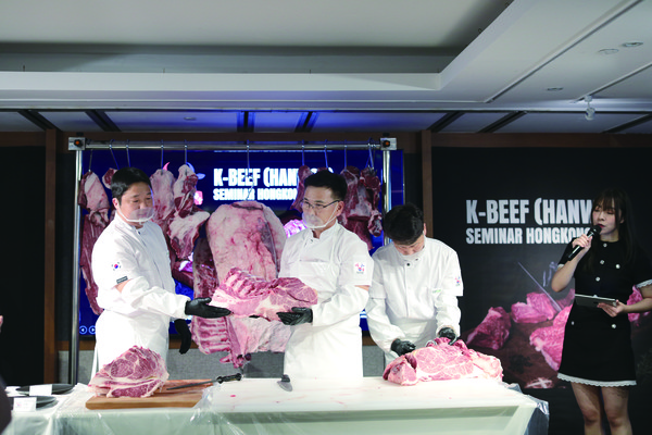 지난 20일 홍콩 맴버쉽클럽 크리켓 클럽에서 현지 수입 바이어사와 협력사를 대상으로 ‘2024 홍콩 한우 수출 세미나’가 개최됐다. 세미나에서는 유형진 신선 P&F 대표가 한우 해체쇼를 진행했다. 해체된 한우는 현장에서 한우 요리로 시연됐다. 