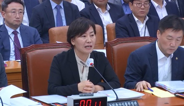 지난 26일 진행된 농림축산식품해양수산위원회 전체회의에서는 계속해서 하락하는 쌀값과 관련해 벼 수확기를 앞두고 가격지지 대책이 필요하다는 의견이 제시됐다. 사진은 회의에 참석해 답변하고 있는 송미령 농림축산식품부 장관.