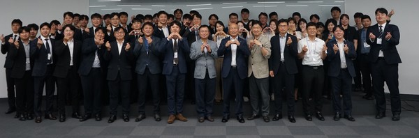 박광욱 도드람양돈농협 조합장과 이상일 ㈜도드람양돈서비스 대표이사 외 임직원 단체사진.