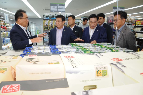 지준섭 농협중앙회 부회장(왼쪽 첫번째)과 백호 조합장(왼쪽 두번째) 등이 매장을 둘러보고 있다.
