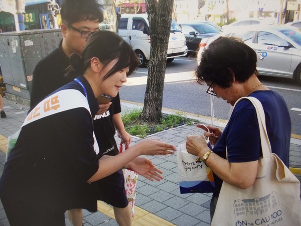 영등포농협 임직원들이 출근하는 시민들에게 햇반, 쌀국수, 누룽지 등을 나눠주며 쌀 소비촉진 캠페인을 벌이고 있다.