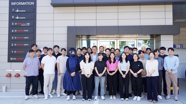 대동은 미래사업의 R&D 전초기지로 AI&로봇 센터(서울시 서초구)를 오픈하고 AI&로봇 사업 핵심 계열사인 대동애그테크, 대동에이아이랩, 대동-KIRO 로보틱스 센터의 입주를 이달 마쳤다. 사진은 AI&로봇 센터에 입주한 AI와 로봇 분야의 연구원들이 입주 기념 사진을 촬영했다.