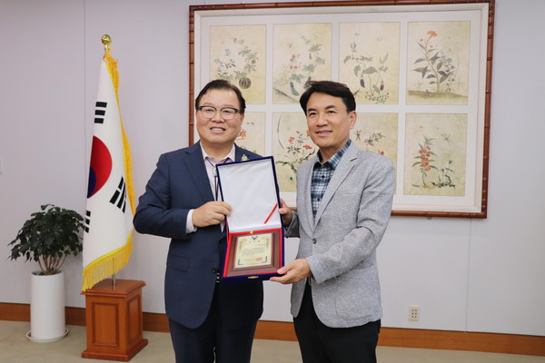 허주형 대한수의사회장(왼쪽)이 김진태 강원특별자치도지사(오른쪽)에게 감사패를 전달하는 모습.