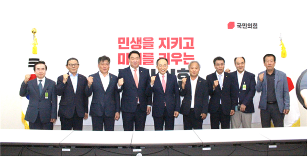 축산관련단체협의회(회장 손세희)는 지난 2일 국회 본관 국민의힘 원내대표실에서 국민의힘 추경호 원내대표, 정희용 의원(고령·성주·칠곡)과 함께 축산업 현안 간담회를 개최했다.
