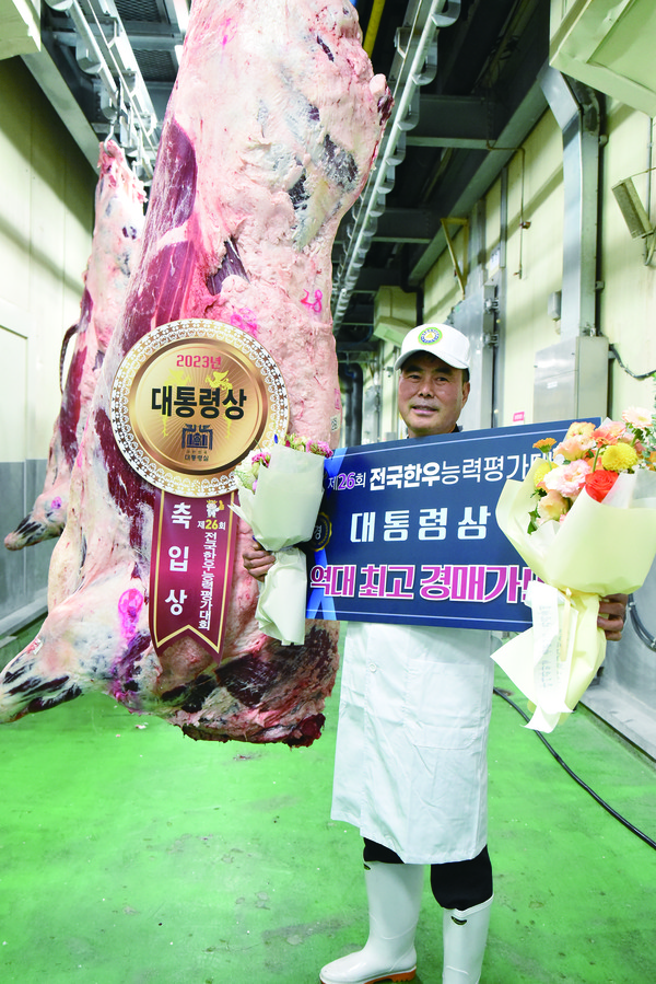 종개협이 ‘28개월령 이하 사육기간단축부문 출하·도축·경매행사’를 오는 9일부터 11일까지 농협음성축산물 공판장에서 개최한다. 사진은 지난해 대통령상을 수상한 서승민 푸른농장 대표. 