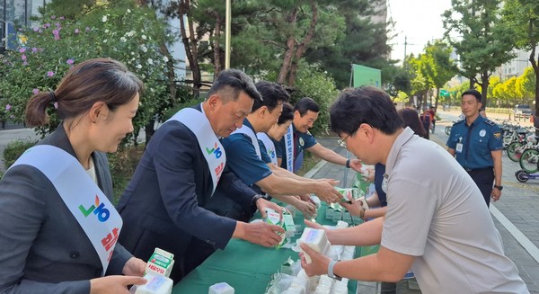 농협서울본부와 서울강동경찰서 임직원들이 시민들에게 우리쌀 소비촉진의 중요성을 알리며 백설기와 우유를 나눠주고 있다. 